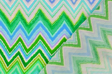 Viskose Satin mit Zickzack Muster, grün, 0,5 m